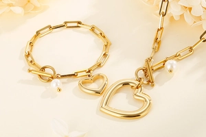 Ensemble de bijoux chaîne en acier doré avec pendentifs cœur et perles blanches