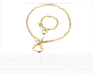 Vue détaillée de l'ensemble de chaînes trombone dorées avec pendentif cœur et perle