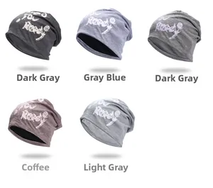 Différents coloris de bonnets en coton avec impression de lettres artistiques