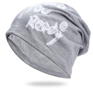 Détail du bonnet en coton gris avec lettres imprimées blanches sur fond blanc épuré
