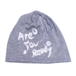 Détail du bonnet en coton tricoté gris avec lettrage graffiti blanc Are You Ready