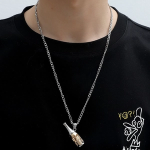 Collier décapsuleur crâne pour homme avec pendentif bicolore or et argent sur modèle