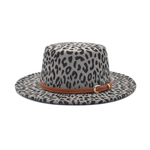 Detail eines grauen Wollhutes mit Leopardenmuster, braunem Lederband und Goldschnalle