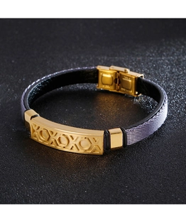 Dettaglio di bracciale in pelle viola con placca in metallo dorato e chiusura lucida