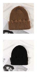Gros plan sur des bonnets en maille vintage marron et noir avec détails effilochés