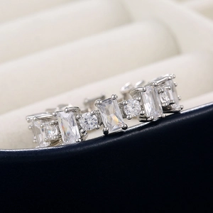 Détail macro d'une bague éternité en argent avec zircons baguette et ronds alternés