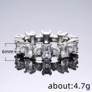 Bague élégante en argent avec zircons carrés et ronds d'une largeur de 6mm