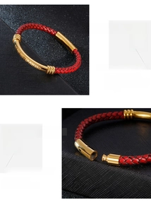Détail macro du bracelet en cuir tressé rouge avec fermoir magnétique doré en relief