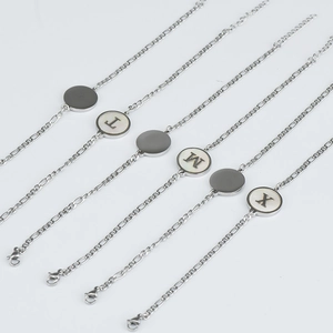 Bracelets en acier inoxydable argenté avec pendentifs lettres ronds et fermoir mousqueton