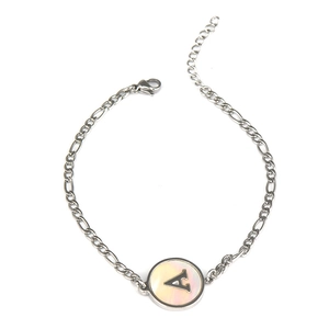 Bracelet en acier inoxydable argenté avec chaîne Figaro et pendentif lettre A en nacre