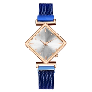 Montre quartz femme avec boîtier losange or rose et bracelet magnétique en maille bleue