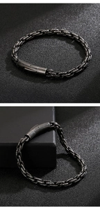 Makroaufnahme von dunkelgrauem Edelstahl-Gliederarmband mit Vintage-Flechtmuster
