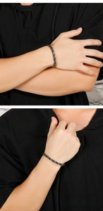 Makroansicht des Vintage-Herrenarmbands aus schwarzem Edelstahl mit Kettengliedern
