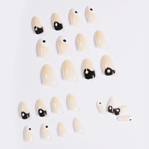 Unghie finte yin-yang lucide nere e beige con design a mandorla lunga ed elegante