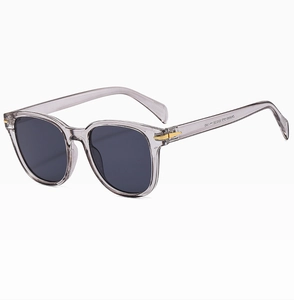 Dettaglio occhiali da sole squadrati vintage con decorazione dorata e montatura grigia