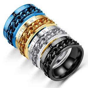 Detalle de anillos giratorios con cadena en acero inoxidable azul, oro, plata y negro