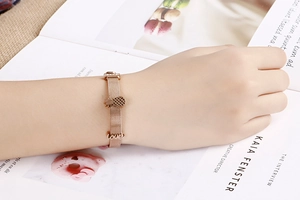 Roségoldenes Mesh-Armband mit Ananas-Anhänger und Love-Tag am Handgelenk