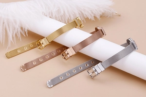 Nahaufnahme von Milanese-Uhrenarmbändern in Gold, Roségold und Silber mit Diamantakzenten