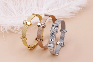 Detailansicht der Mesh-Armbänder in Gold und Silber mit Ananas- und Love-Anhängern