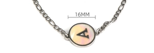 Vue macro d'un pendentif lettre A de 16mm en acier avec nacre blanche sur bracelet argenté