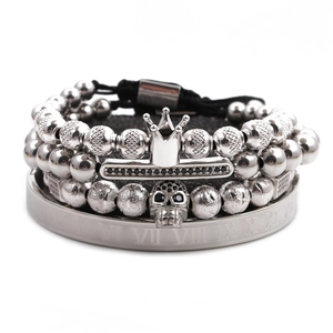 Detailansicht der Herrenarmbänder mit Krone, Totenkopf-Anhänger und römischen Zahlen