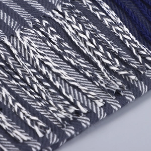 Détail macro du tissu tissé en sergé avec glands bleu marine et texture fine