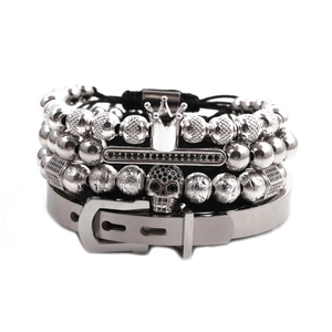 Detailansicht vierteiliges Herren-Armband-Set mit Kronen- und Totenkopfanhängern in Silber
