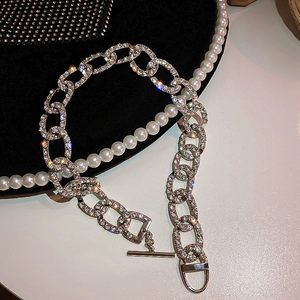 Collier à maillons argentés serti de cristaux avec fermoir à bascule sur velours