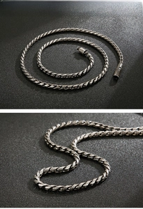 Détail d'un collier à maillons torsadés argentés vintage avec texture métallique