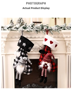 Détail de chaussettes de Noël avec poupées gnomes sur une cheminée décorée pour les fêtes