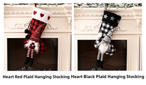 Détail de chaussettes de Noël à carreaux avec gnomes suspendues à une cheminée blanche