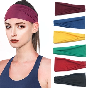 Cintas elásticas multicolores para el pelo para correr y fitness mostradas en modelo