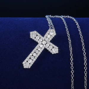 Collier pendentif croix à la mode serti de zircons brillants sur velours bleu foncé
