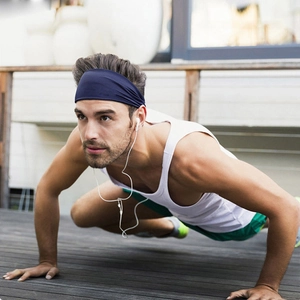 Primer plano de una cinta elástica azul para el pelo usada por un hombre haciendo fitness
