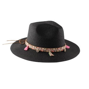 Dettaglio cappello di paglia nero con fascia decorativa con nappe rosa e conchiglie