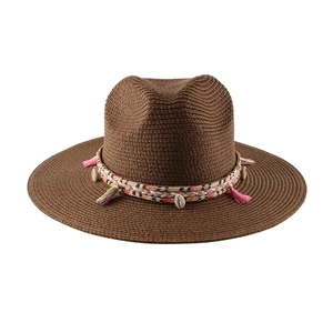 Dettaglio di cappello di paglia con nappe colorate e decorazioni di conchiglie naturali
