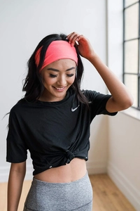 Cinta deportiva elástica rosa en modelo para fitness running y absorción de sudor