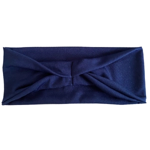 Detalle de la diadema deportiva azul marino con diseño de nudo y tejido de punto elástico