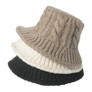 Detail van kabelgebreide patronen op kaki, beige en zwarte winter emmerhoeden