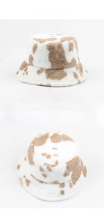 Détail de la texture pelucheuse et motif vache kaki sur le bord de ce chapeau bob doux