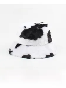 Vue détaillée du chapeau bob en fausse fourrure douce avec motif vache noir et blanc