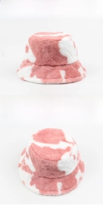 Vue détaillée du bob en peluche rose à motif vache en fausse fourrure douce pour l'hiver