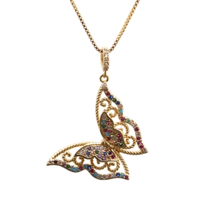 Collana a farfalla dorata con pietre preziose multicolori e catenina a scatola su bianco