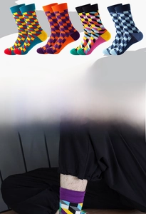 Vue détaillée de quatre paires de chaussettes en coton avec motifs cubes géométriques 3D