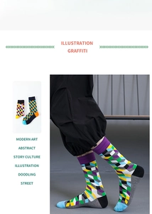 Détail de chaussettes géométriques avec motifs graffiti abstraits colorés et tricot élastique