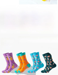 Detail von vier Paar Baumwollsocken mit bunten Fruchtmustern und gerippten Bündchen