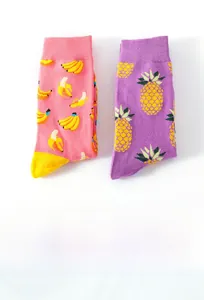 Detailansicht bunter Baumwollsocken mit lebendigen Bananen- und Ananasmustern