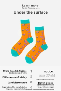 Detailansicht der orangefarbenen Socken mit Wassermelonenmuster und Akzenten