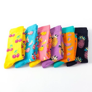 Set bunte Baumwollsocken mit lebhaften Fruchtmustern auf schlichtem weißem Hintergrund