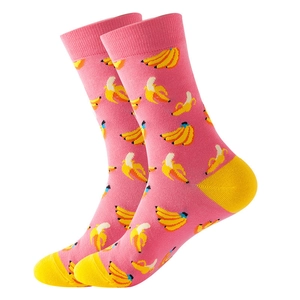 Rosa Baumwollsocken mit gelben Bananenmustern und kontrastierender Ferse und Spitze